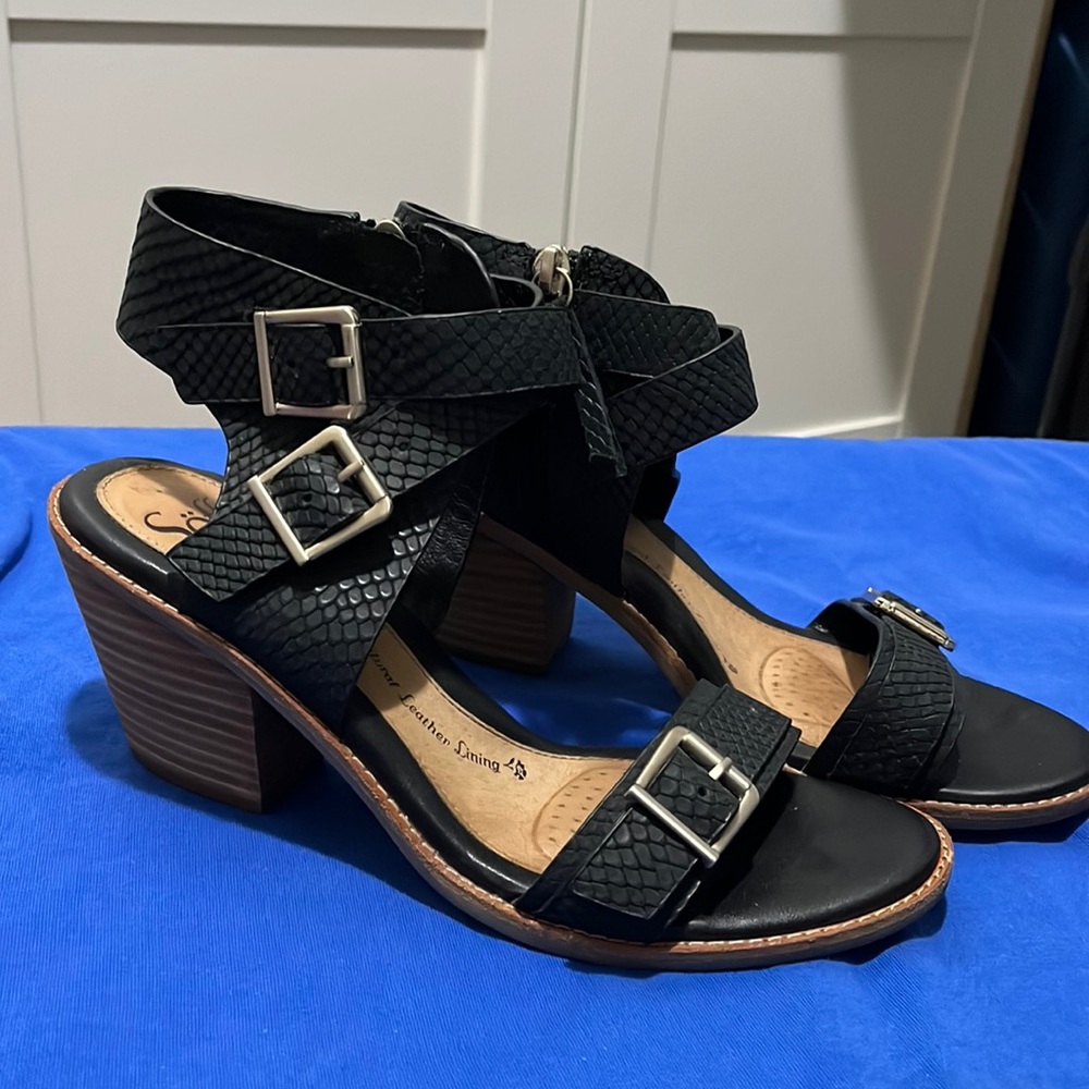 Sofft open toe side zip sandal